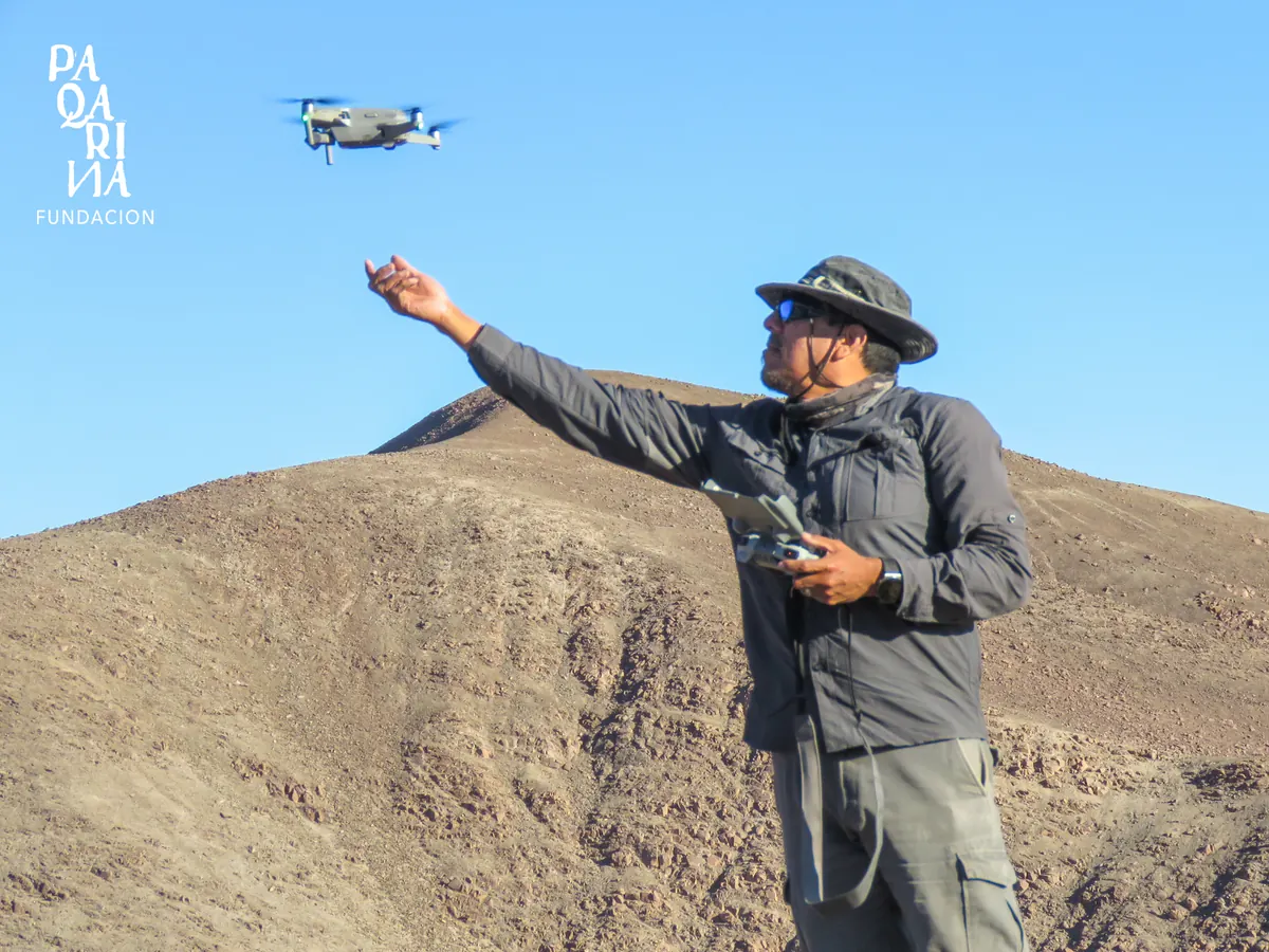 Prospección aérea con dron sobre el desierto